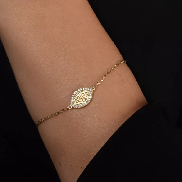 golder bracelet on a woman's hand